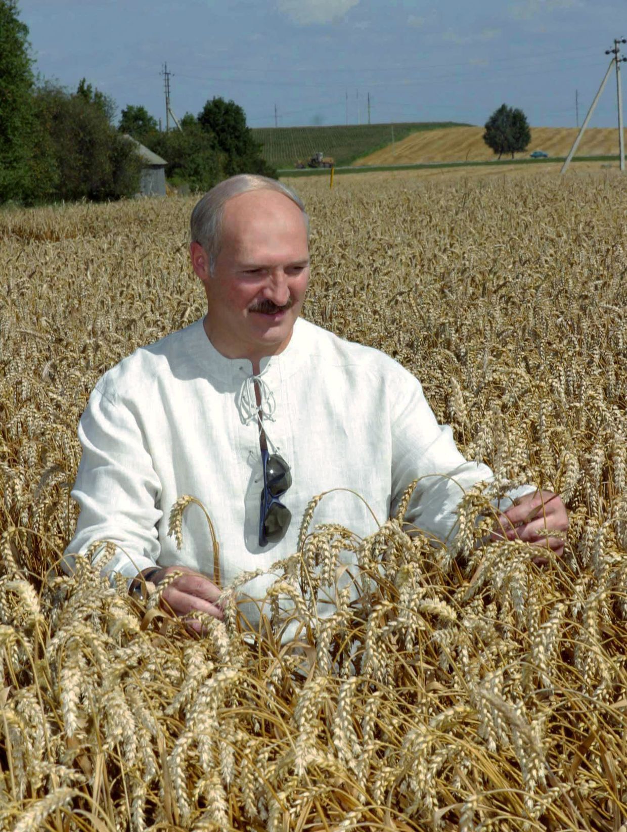 Александр Лукашенко во время посещения кооператива под Гродно