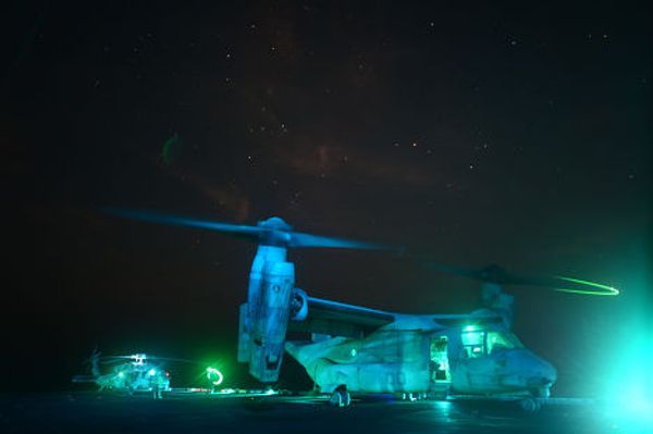 V-22 Osprey готовится к взлету с палубы корабля USS Kearsarge