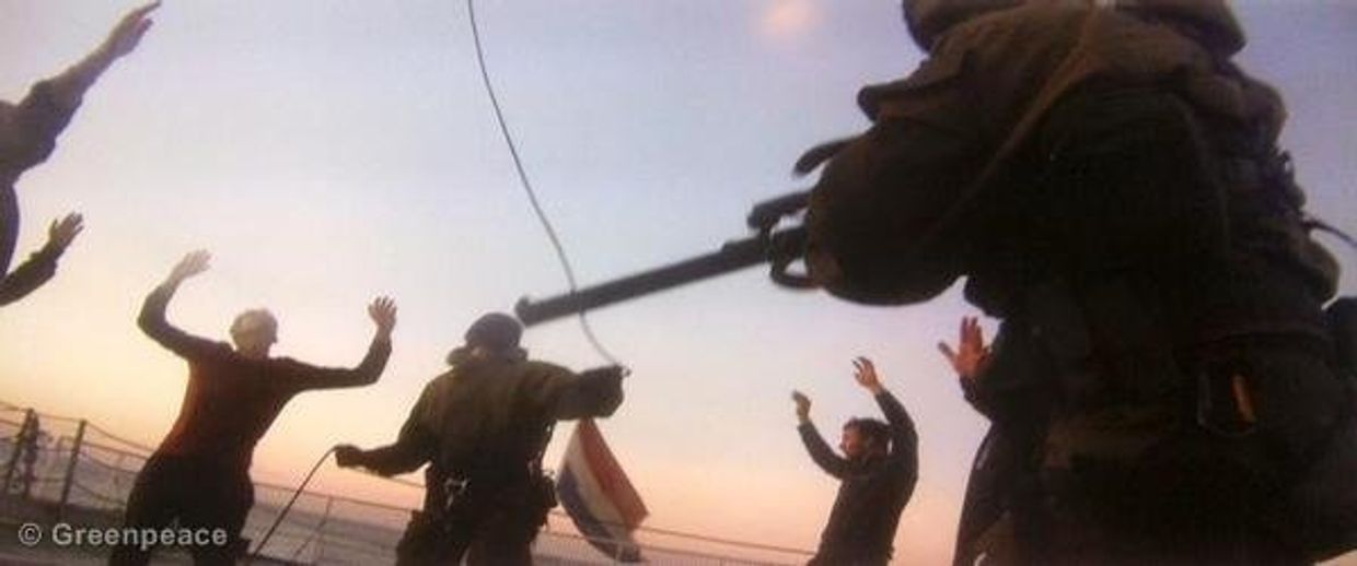 Судно Arctic Sunrise было задержано российскими пограничниками 19 сентября, Гринпис называет это незаконным захватом судна вне территориальных вод России