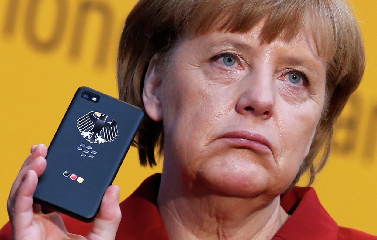 Канцлер Германии Ангела Меркель держит BlackBerry