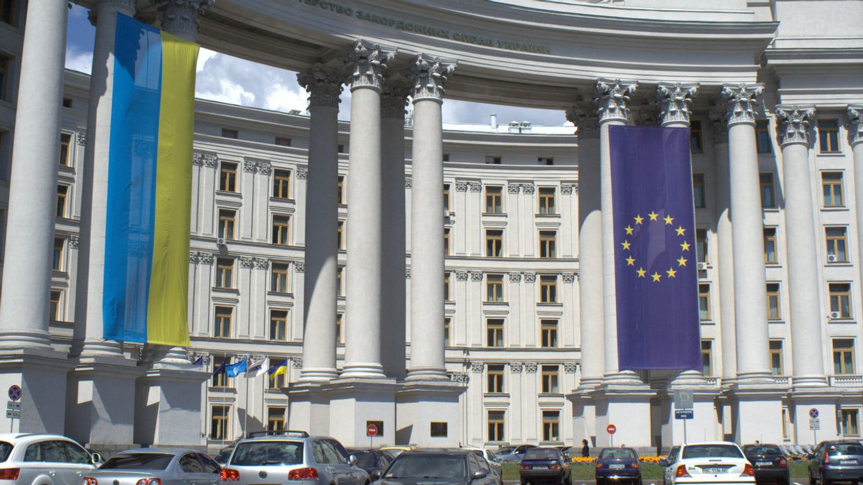 Флаги Украины и ЕС на здании МИД Украины