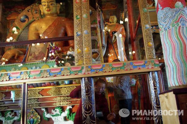 Служащие в Согчен дуган, главном храме Иволгинского дацана