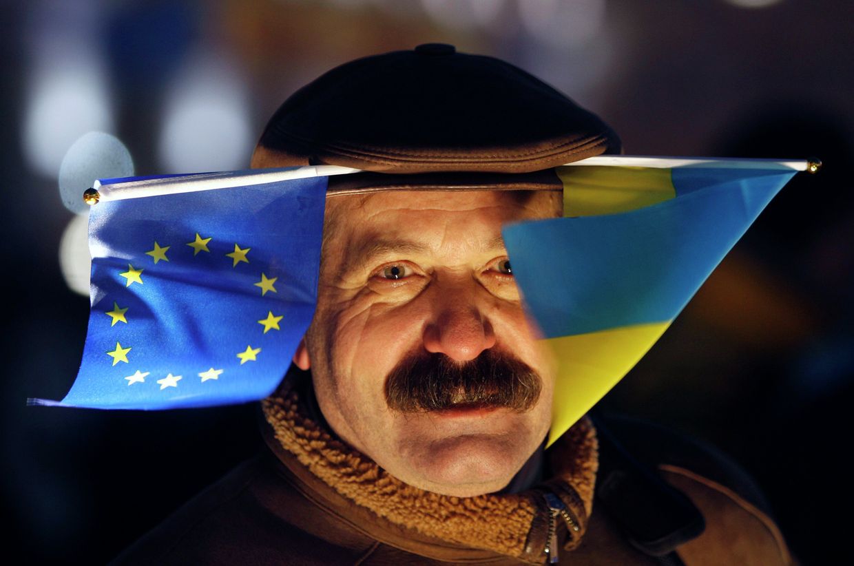 Участник митинга в поддержку евроинтеграции Украины в Киеве. 27 ноября 2013 Участник митинга в поддержку евроинтеграции Украины в Киеве. 27 ноября 2013