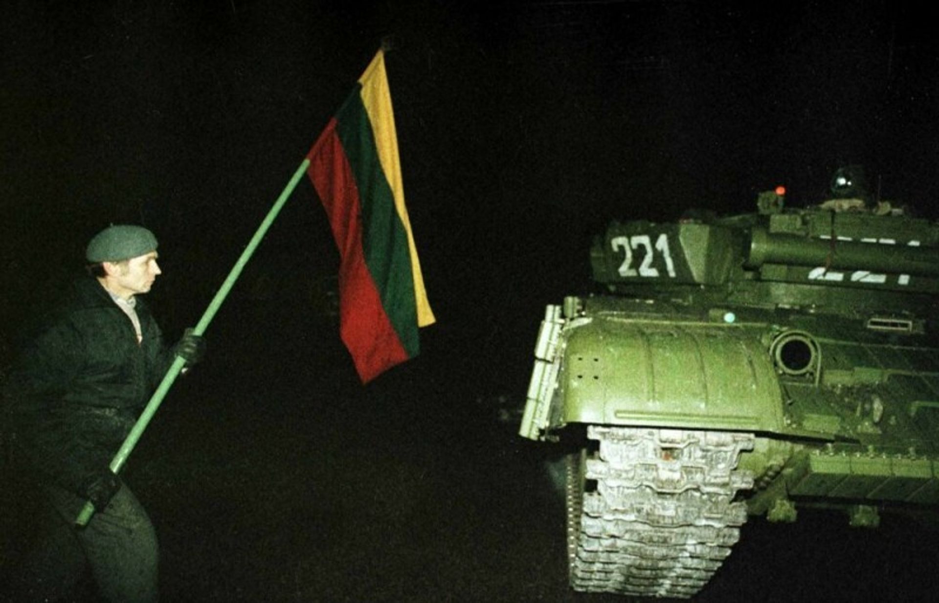 Один из протестующих с флагом около советского танка. Ночь 13 января 1991 года - ИноСМИ, 1920, 14.01.2021