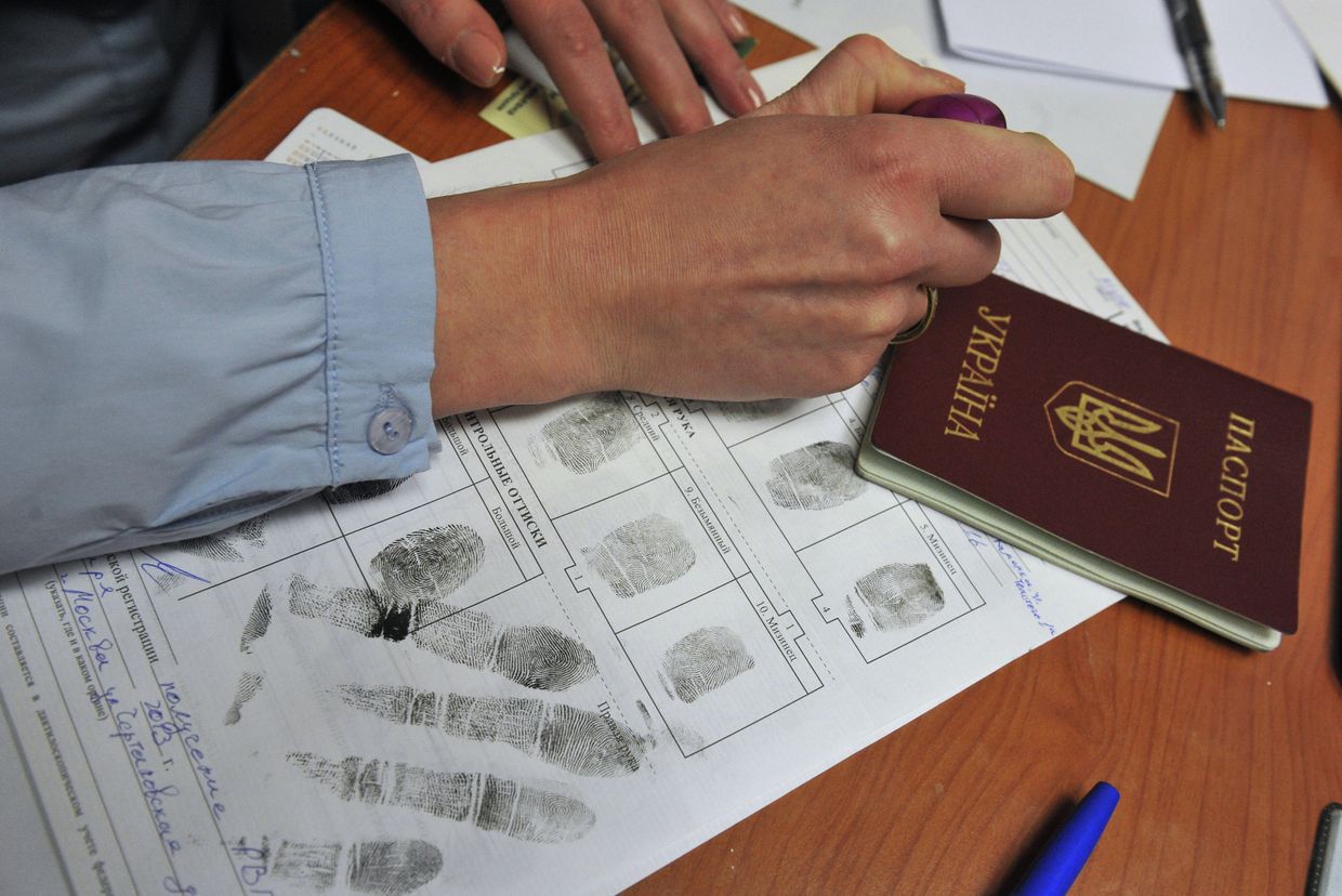 Выдача разрешения на временное проживание гражданину Украины в отделении по вопросам гражданства РФ. Архивное фото