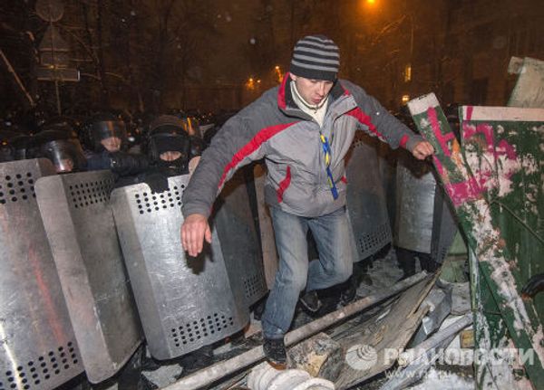 Милиция штурмует баррикады в Киеве