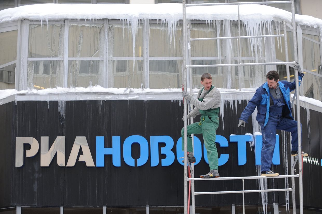 Очистка крыш от снега и сосулек в Москве