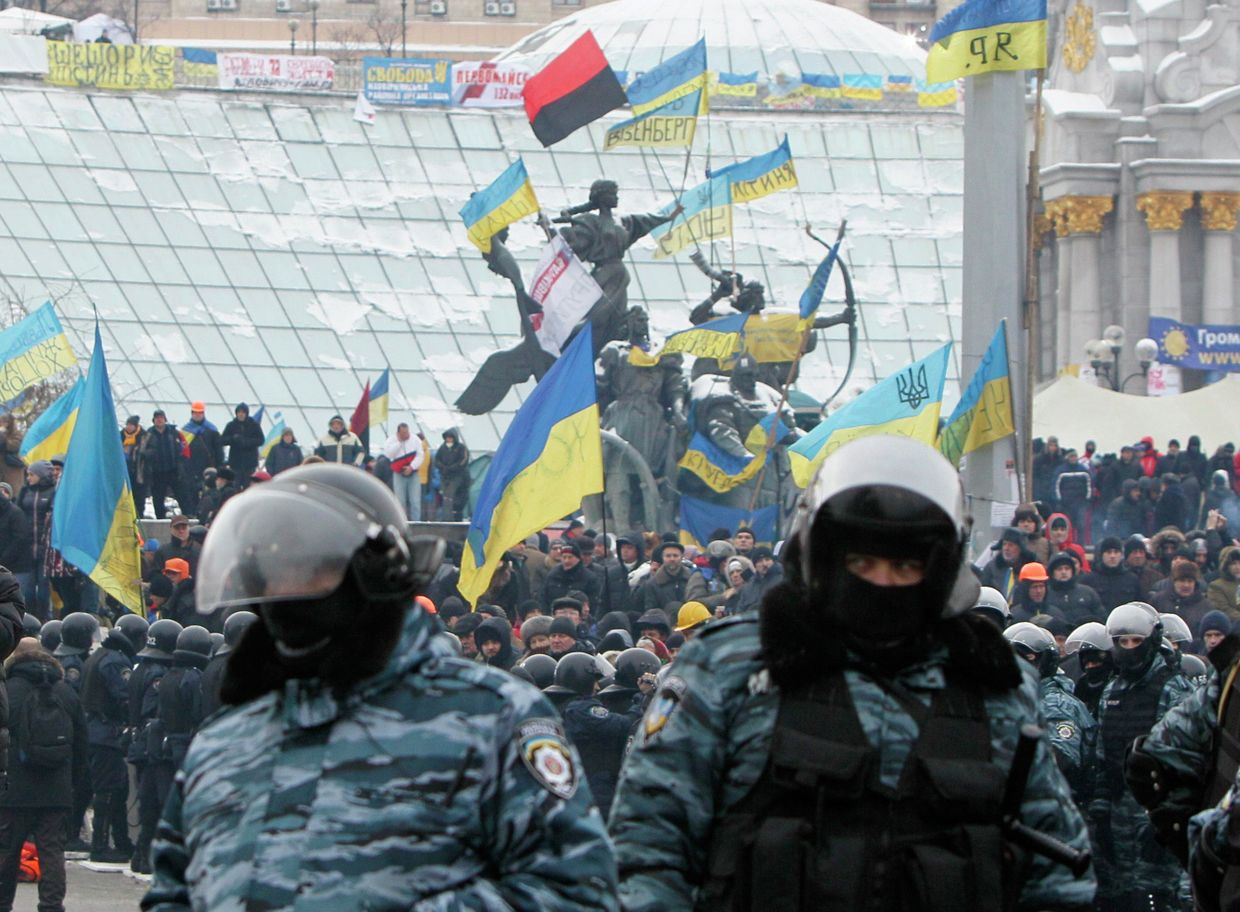 Сотрудники правоохранительных органов Украины на площади Независимости в Киеве