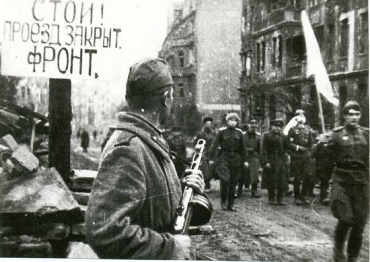 Немецкие парламентеры идут на переговоры о сдаче Бреслау. 6 мая 1945