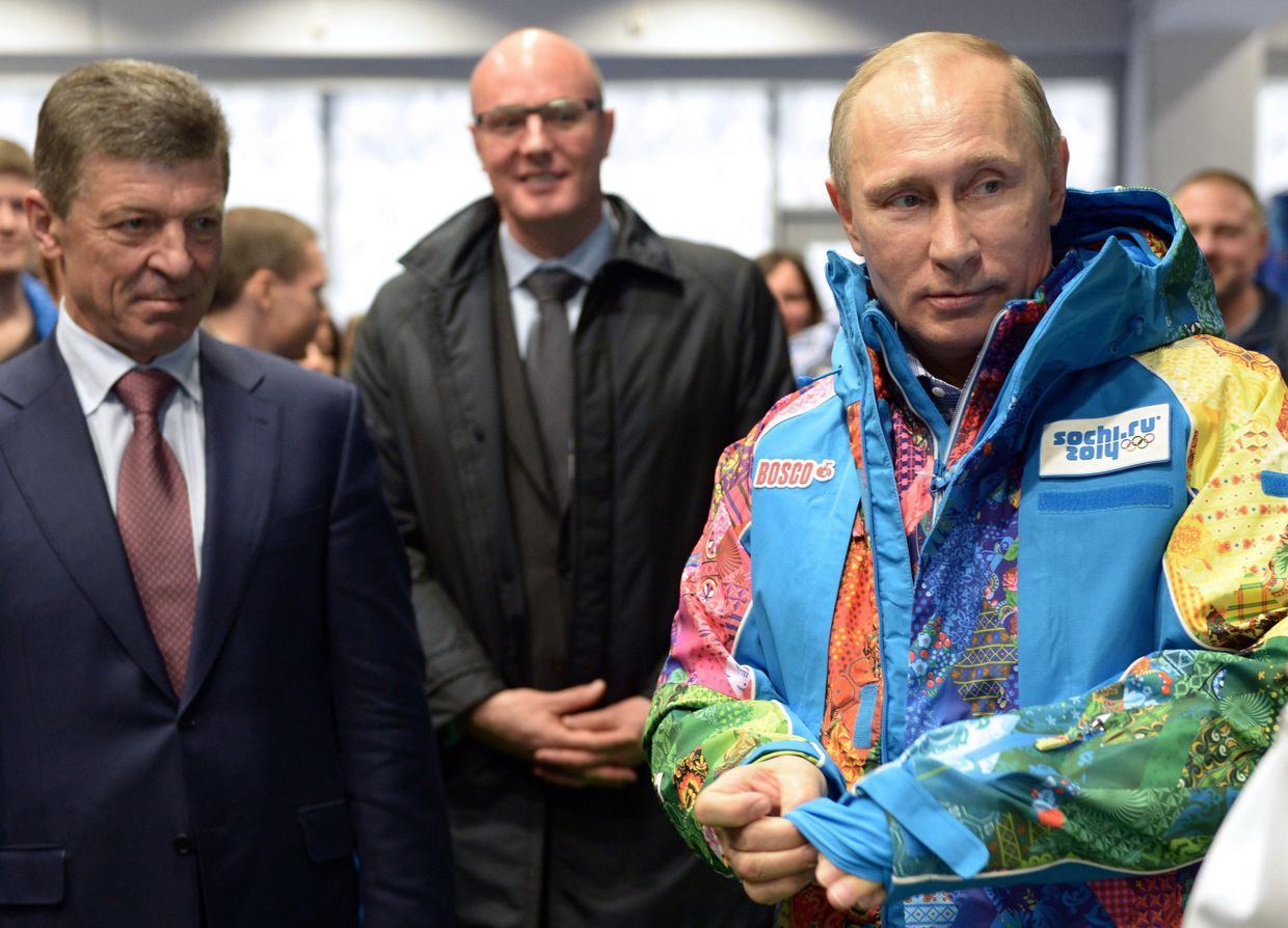 Президент России Владимир Путин во время посещения центра подготовки волонтеров зимних Олимпийских игр в Сочи. Событийное фото