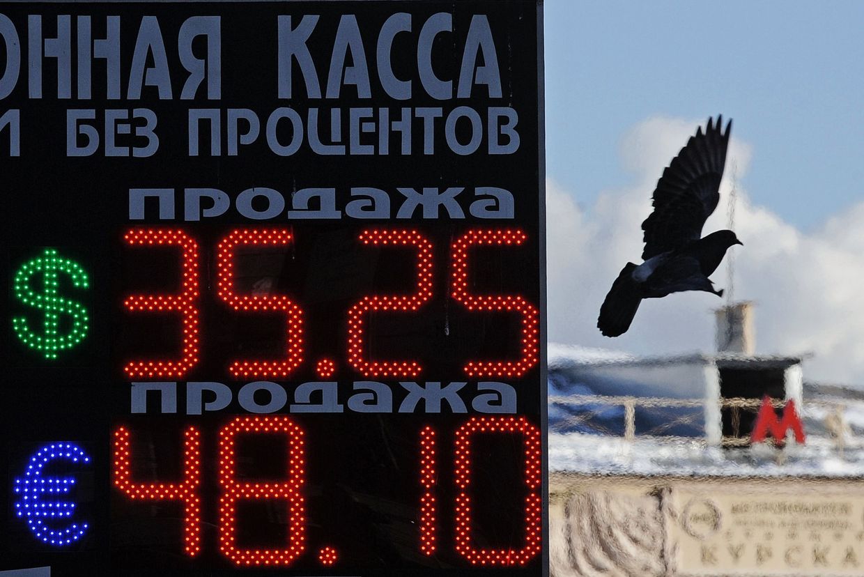Курс евро впервые в истории достиг 48 рублей, доллар - дороже 35 рублей