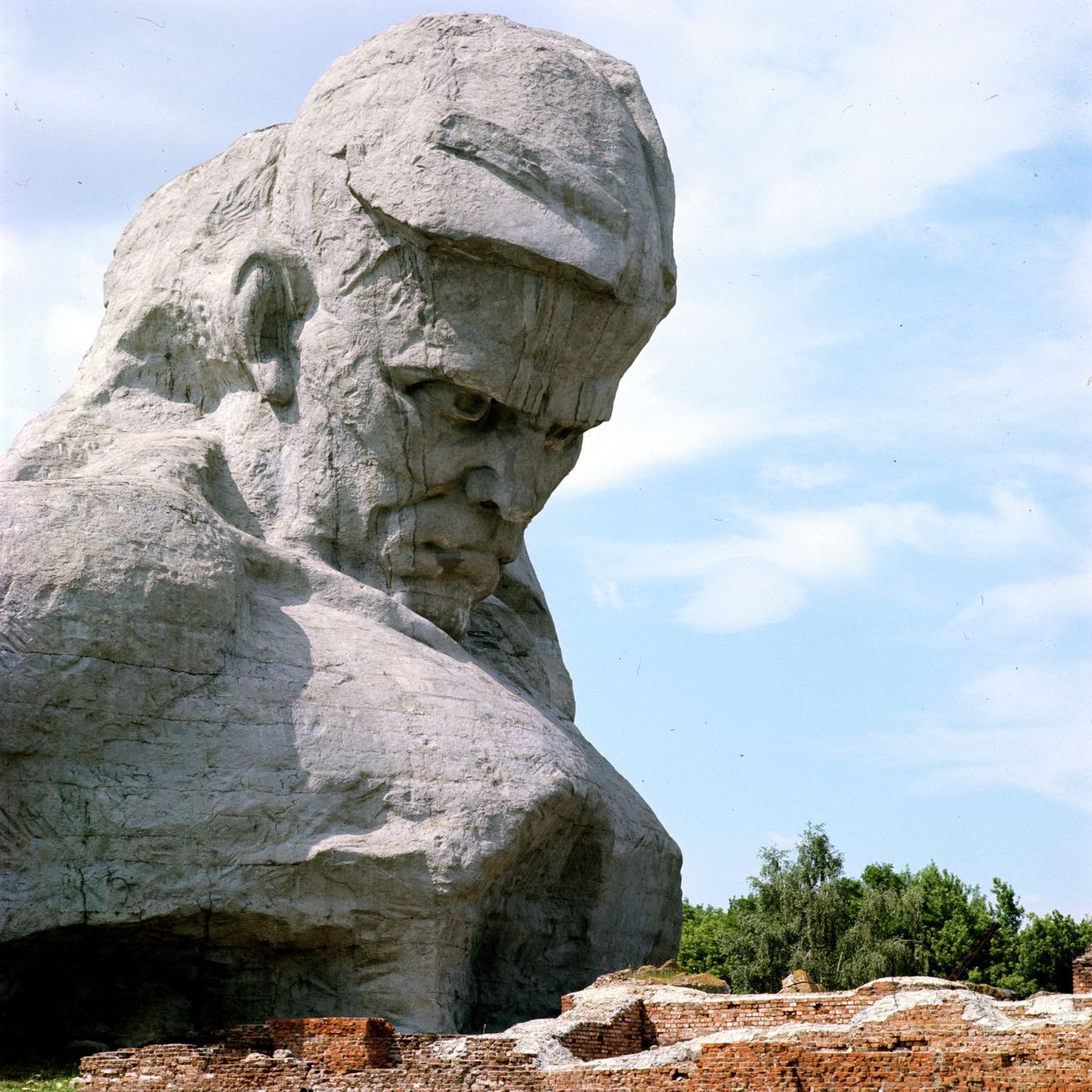 Монумент Мужество