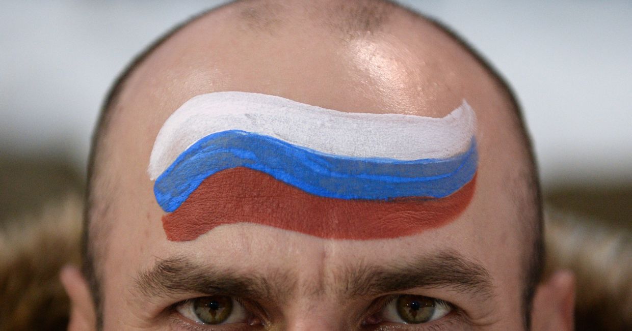 Российский болельщик перед началом гонки преследования в соревнованиях по биатлону