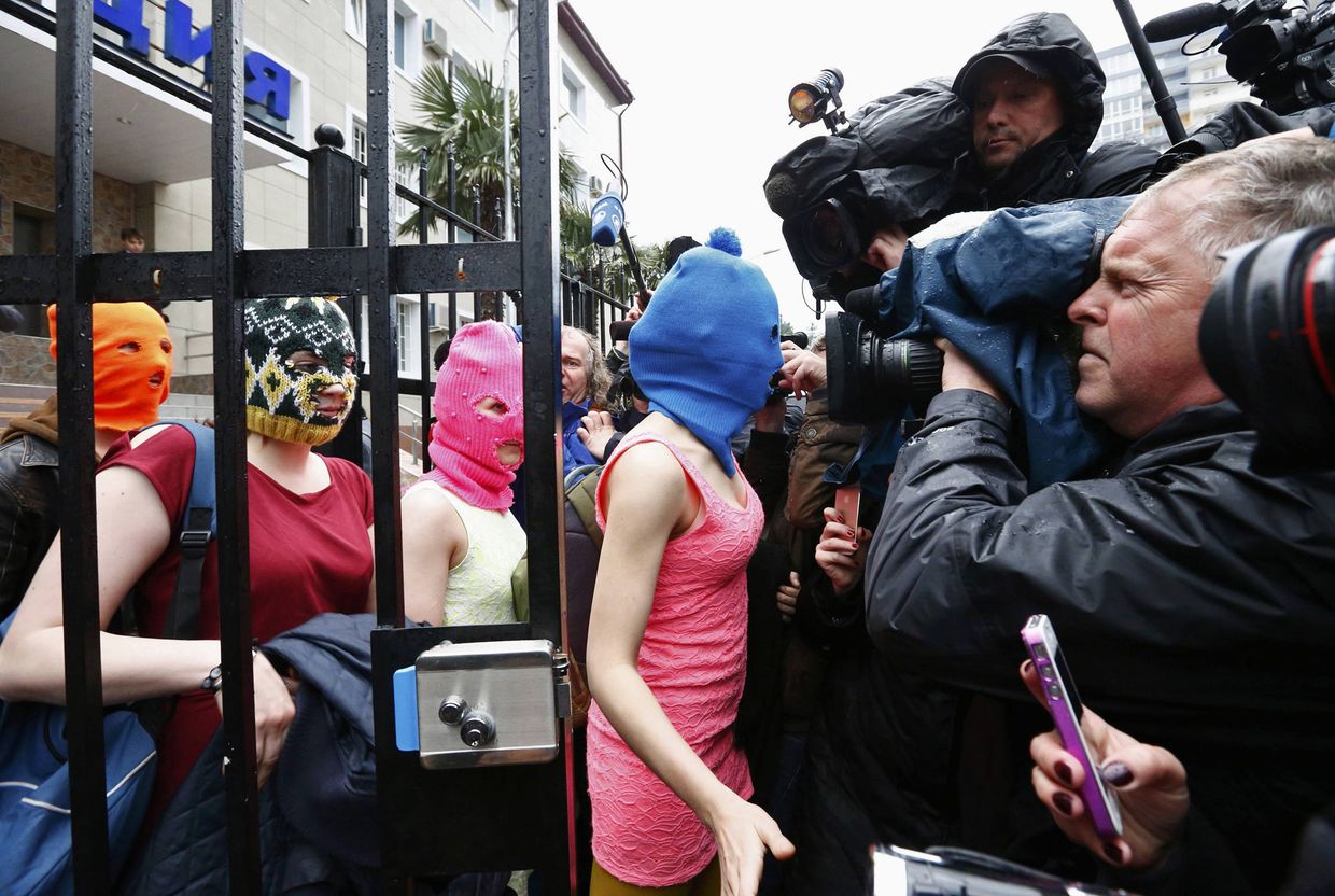 Участницы группы Pussy Riot выходят из отделения полиции в Адлере