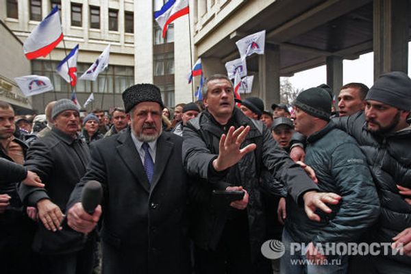 Лидер крымских татар Рефат Чубаров и лидер общественной организации Русское Единство, депутат Верховной Рады Автономной республики Крым Сергей Аксенов 
