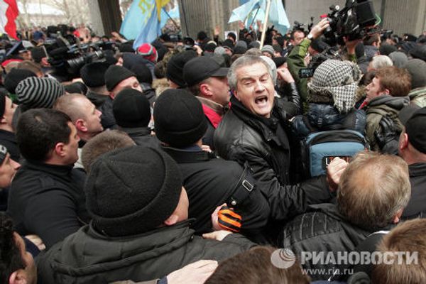 Митинг у здания Верховного совета Крыма