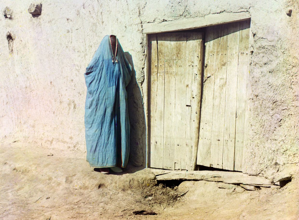 Женщина в Самарканде, около 1910, фотография С. М. Прокудина-Горского