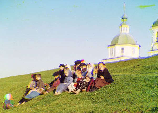 Дети рядом с Белым озером, 1909, фотография С. М. Прокудина-Горского