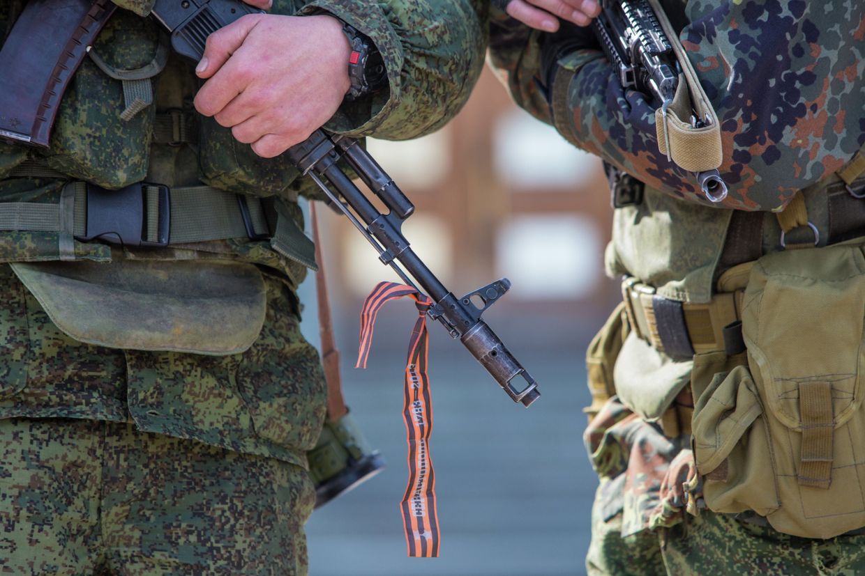 Военные у здания Верховного совета Крыма