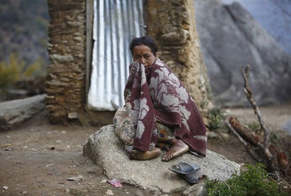 Дхуна Деви Сауд практикует чаупади в горах около деревни Легудсен в западном Непале