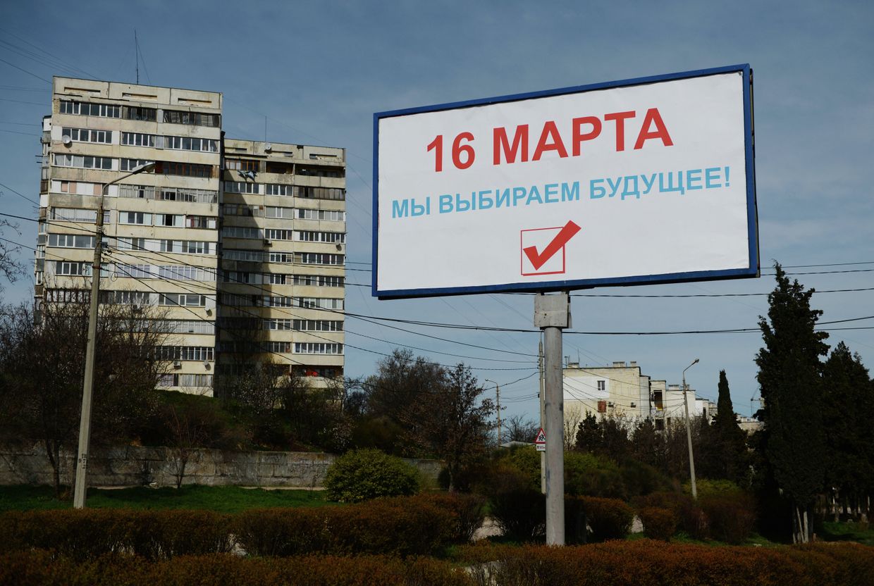 Плакаты на улицах Севастополя