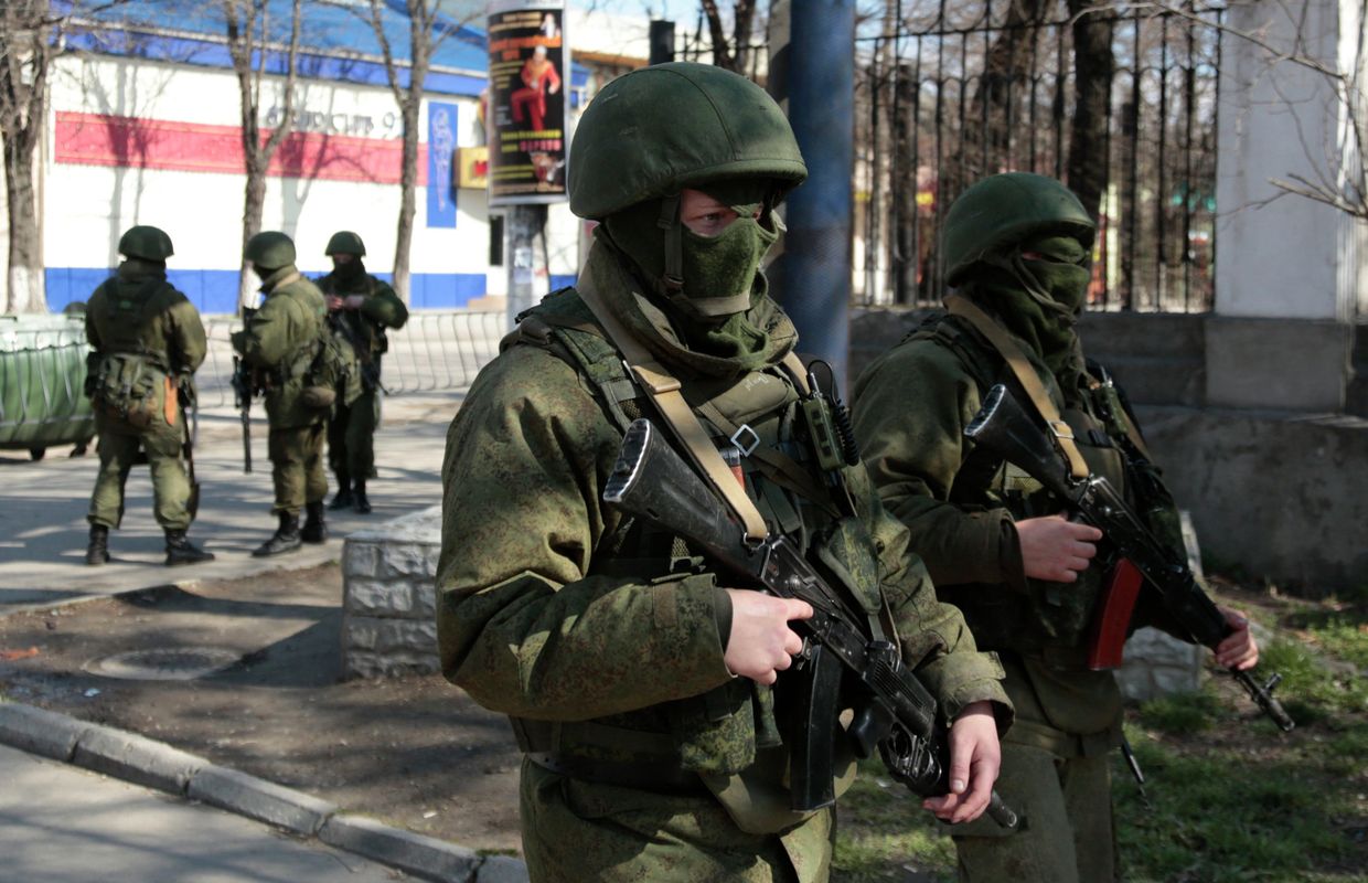 Люди в военной форме на улицах Симферополя