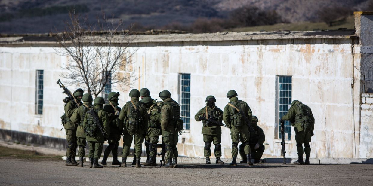 Военные в поселке Перевальное под Симферополем