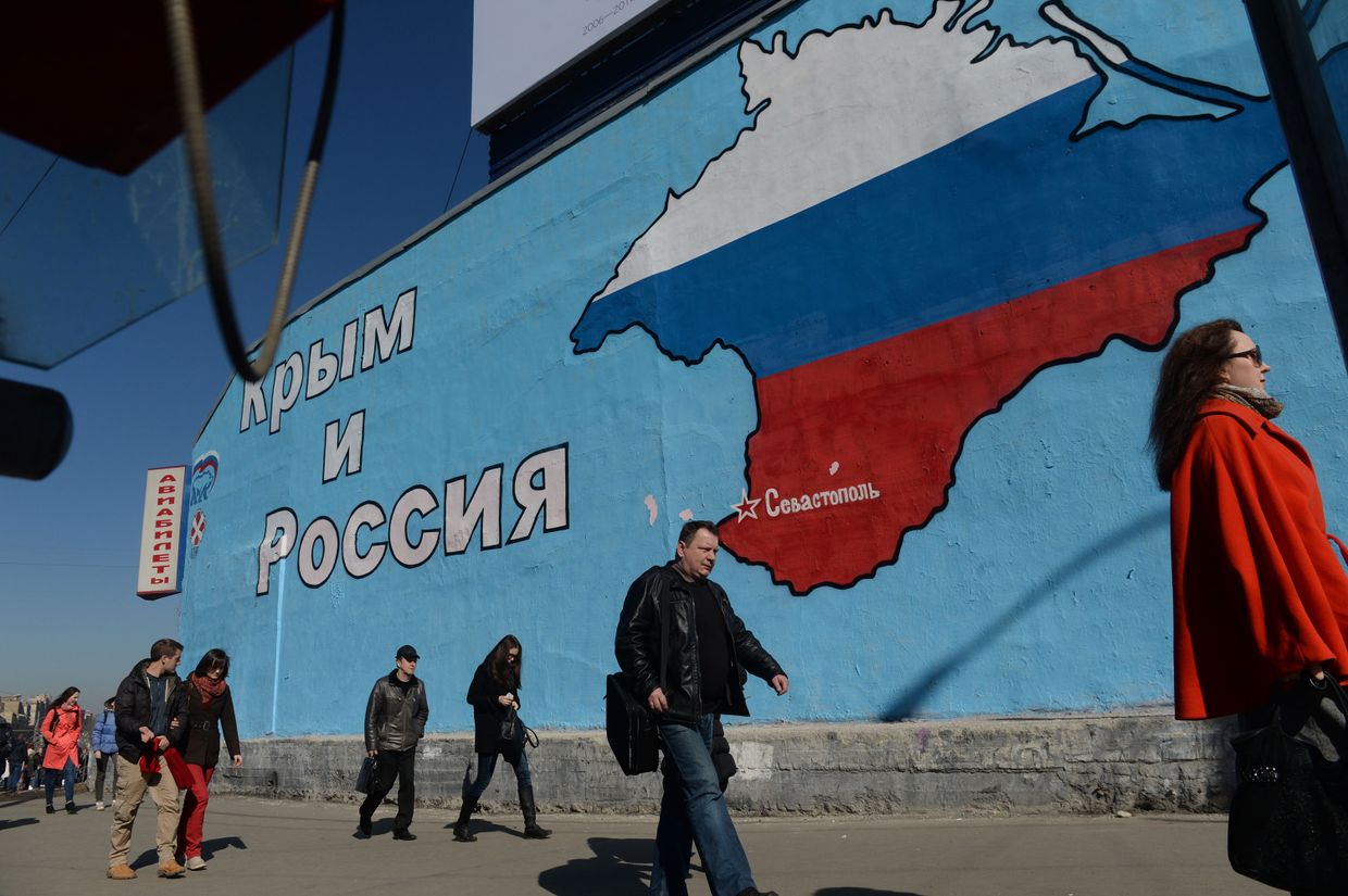 Патриотические граффити в Москве о воссоединении Крыма и России