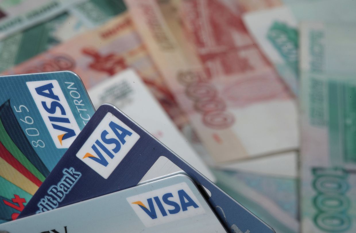 Пластиковые карты Visa и денежные купюры достоинством 1000 и 5000 рублей.