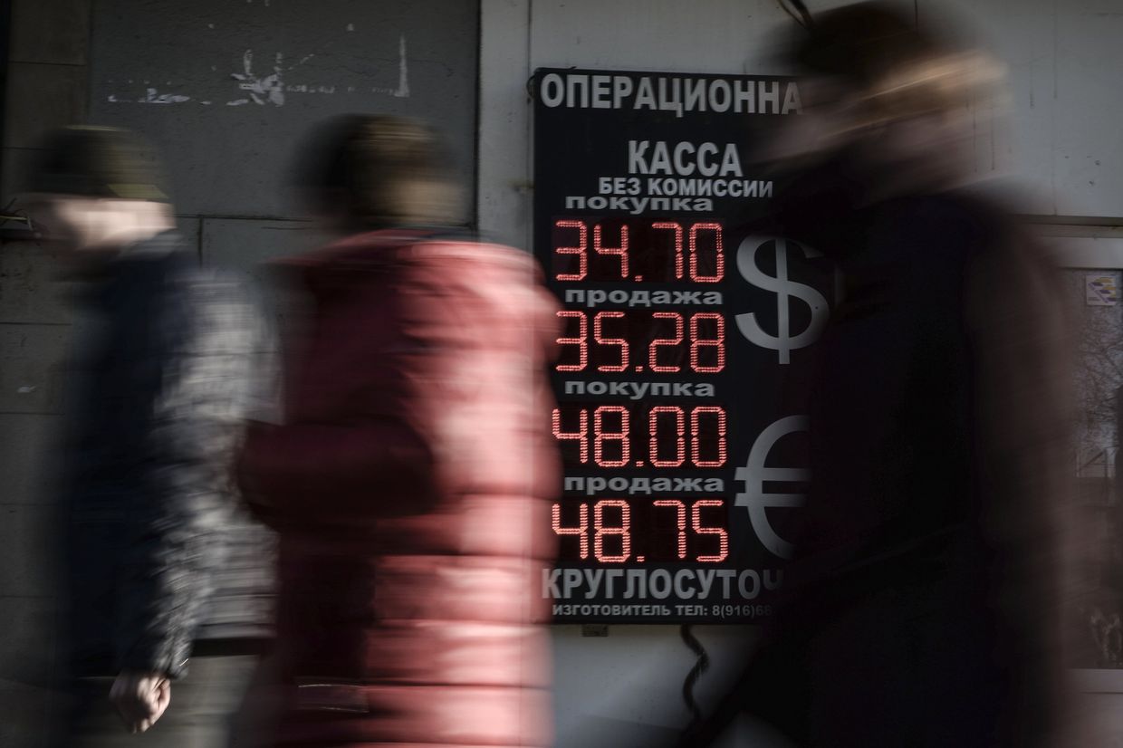Курс доллара упал ниже 35 рублей