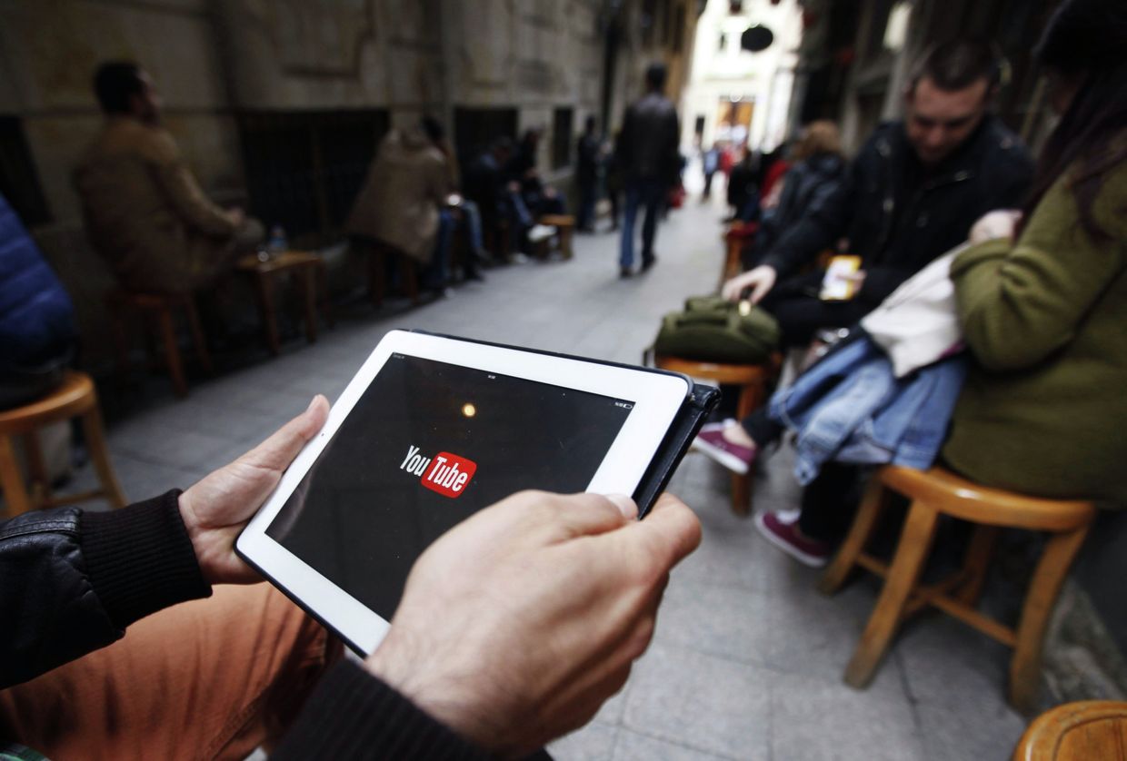Человек пытается подключиться к веб-сайту Youtube в кафе в Стамбуле