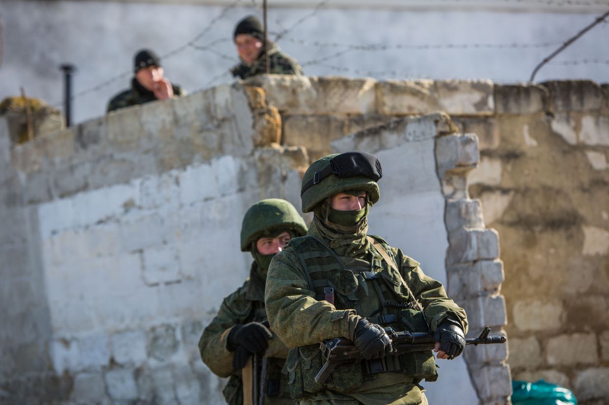 Военные в поселке Перевальное под Симферополем