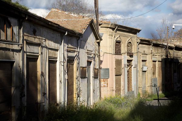 Заброшенные дома на улице в буферной зоне ООН в Никосии