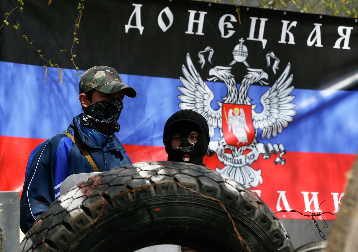 Сторонники федерализации Украины на фоне флага Донецкой республики
