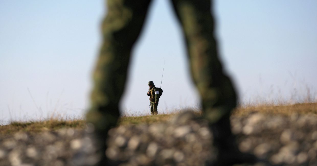 Солдаты российской армии на военной базе во время занятий по огневой подготовке