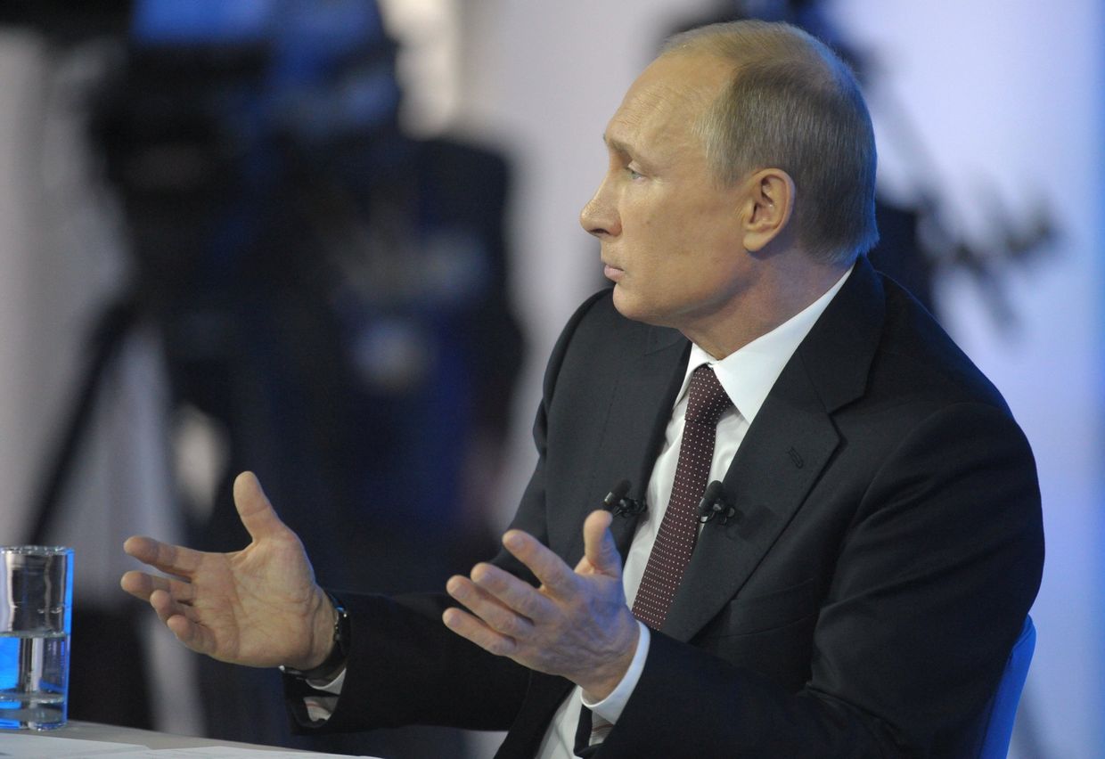 Президент России Владимир Путин отвечает на вопросы россиян в программе Прямая линия с Владимиром Путиным