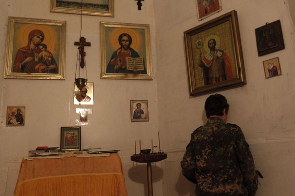 Ученик кадетской школы имени генерала Ермолова молится в часовне 