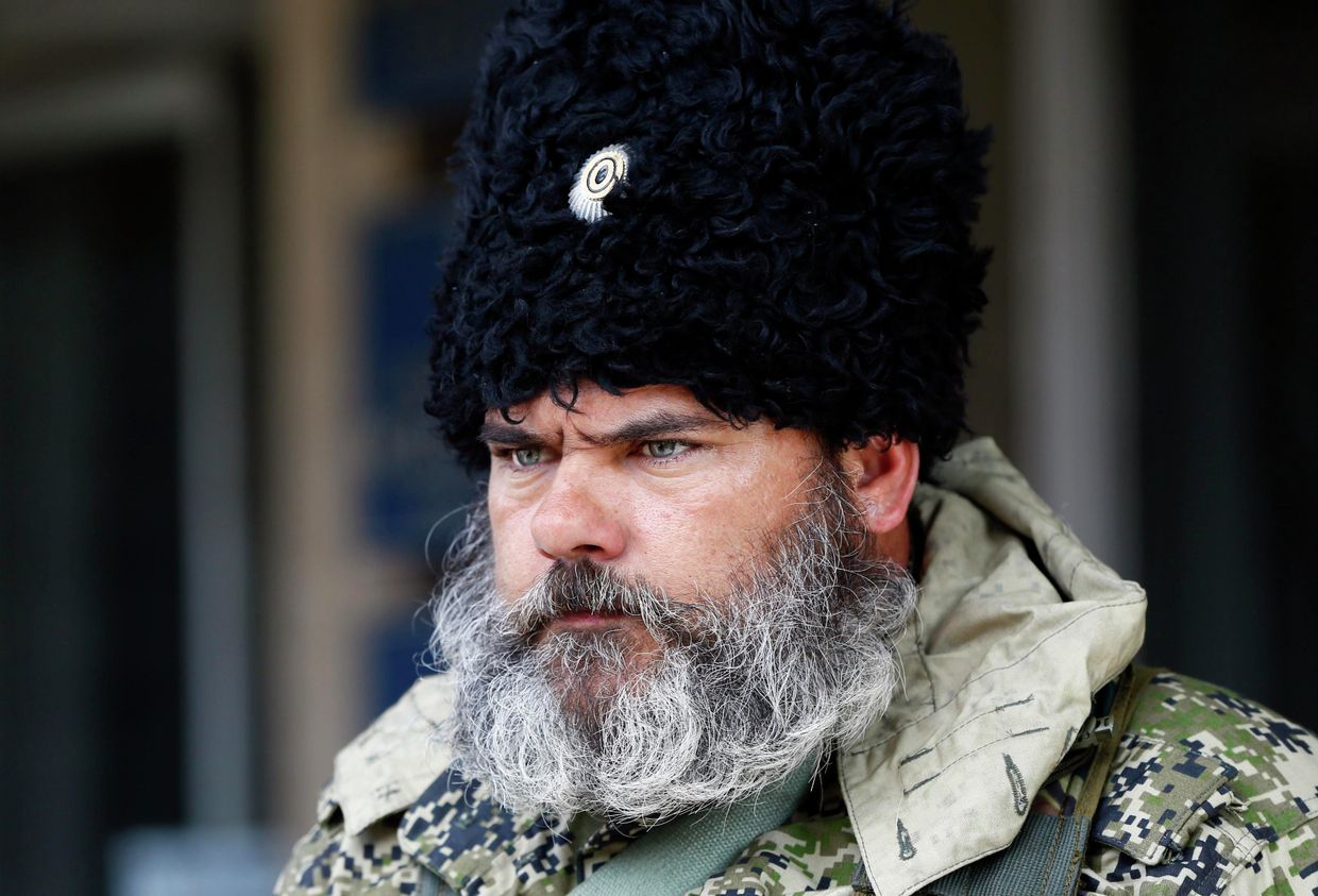 Сторонник федерализации Украины возле здания городской администрации в Славянске