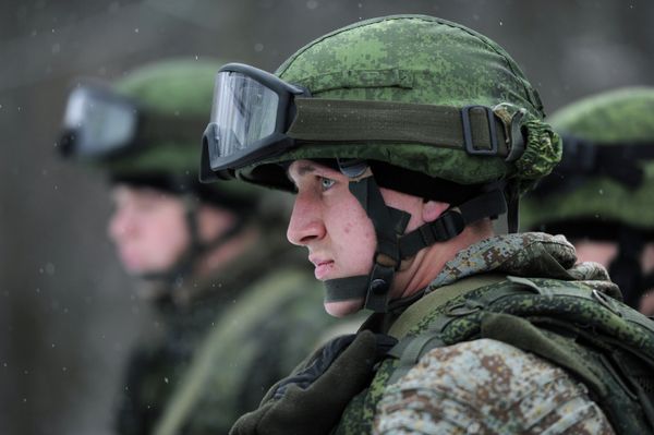 Военнослужащий демонстрируют боевую экипировку Ратник