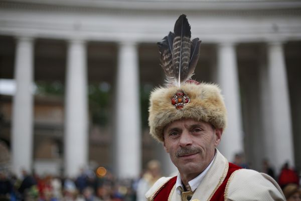 Паломник из Польши ждет начала церемонии канонизации Иоанна XXIII и Иоанна Павла II на площади Святого Петра в Ватикане