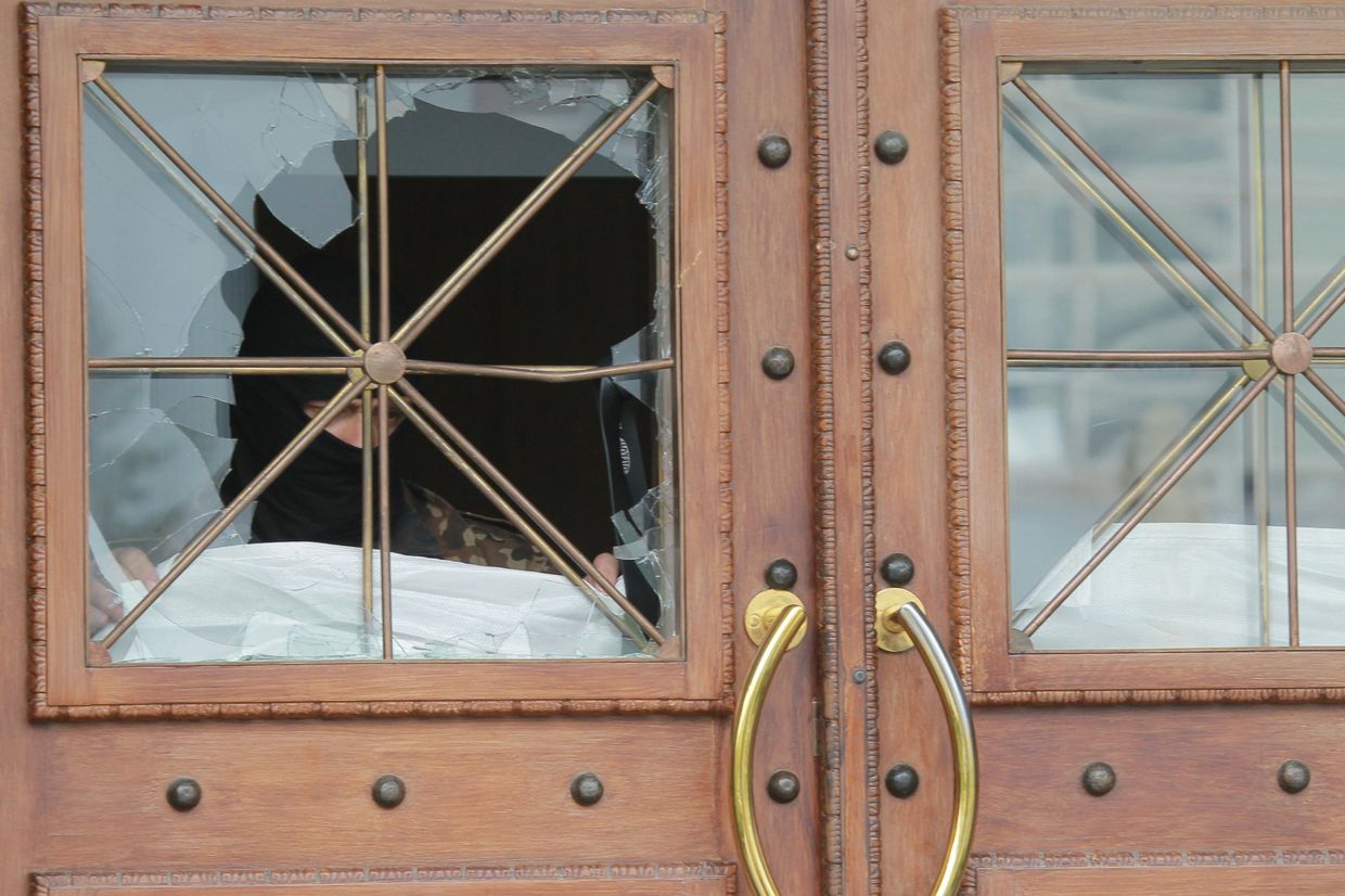 Боец народного ополчения в здании областной прокуратуры в Луганске