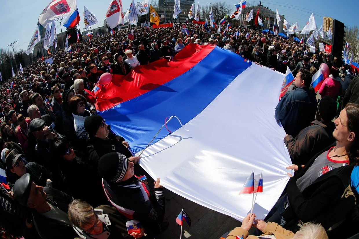 Митинг у здания областной администрации в Донецке
