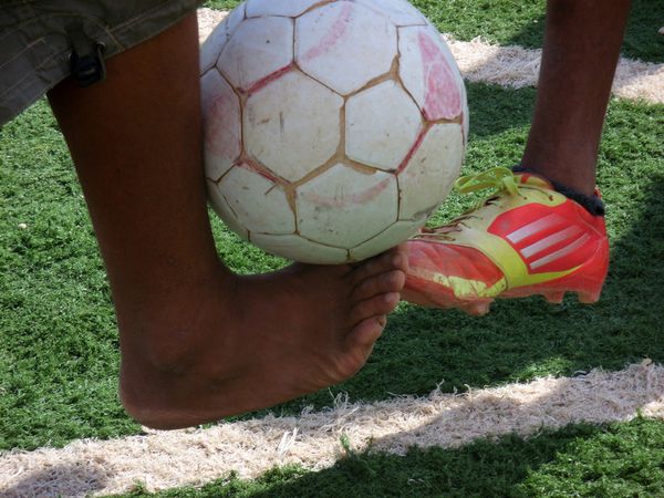 Дети играют в футбол в лагере сирийских беженцев Заатари 