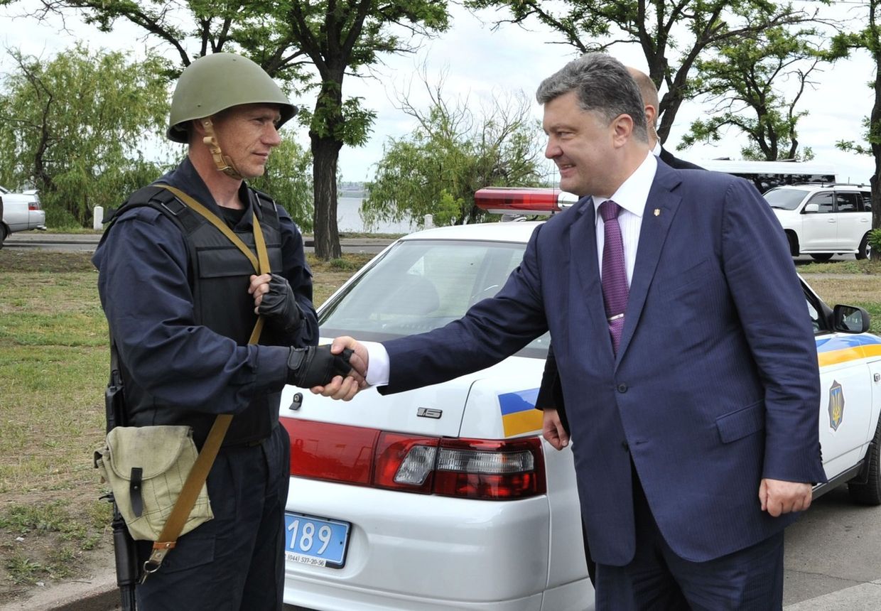 Петр Порошенко и украинский военный в Одессе Петр Порошенко и украинский военный в Одессе