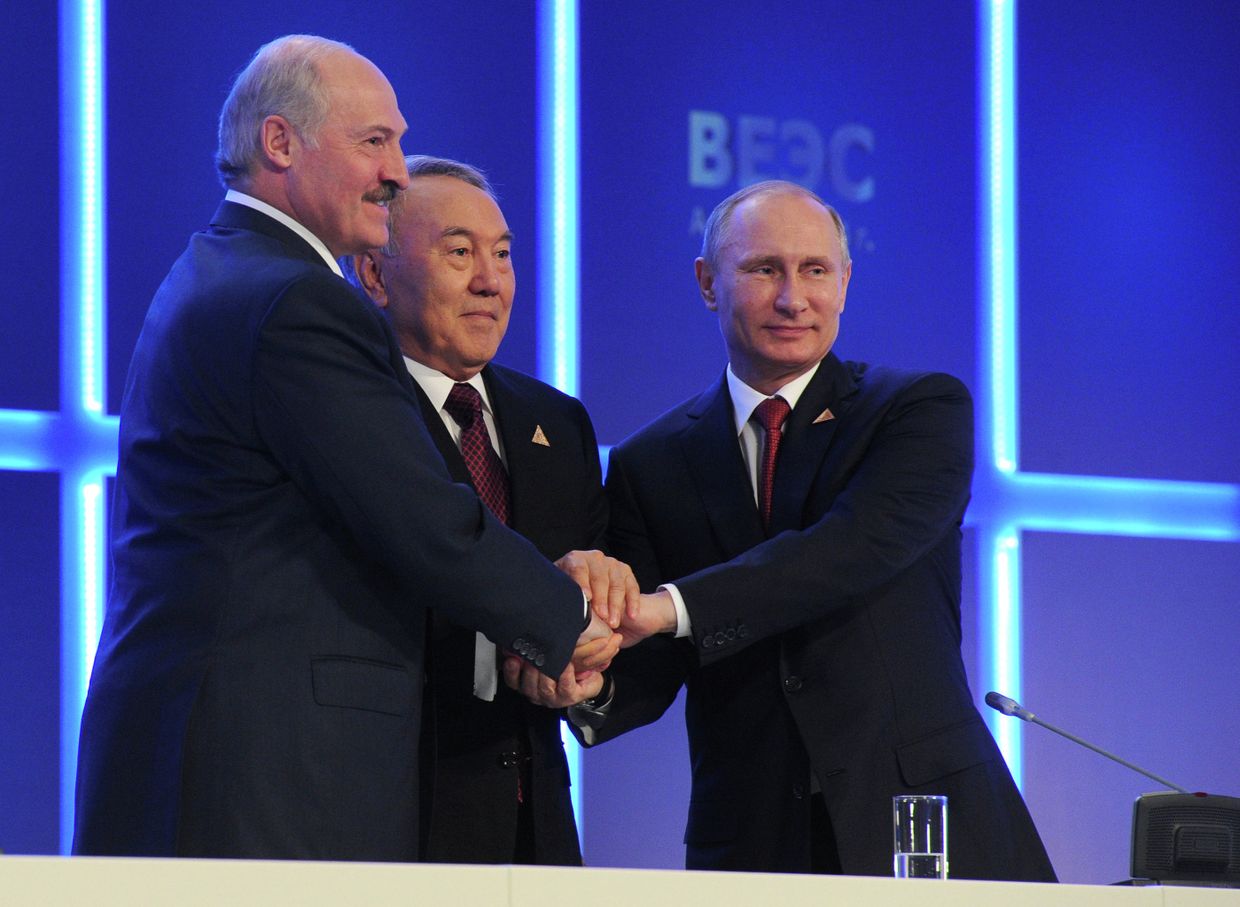 Президенты Белоруссии, Казахстана и России Александр Лукашенко, Нурсултан Назарбаев и Владимир Путин во время заседания ЕАЭС