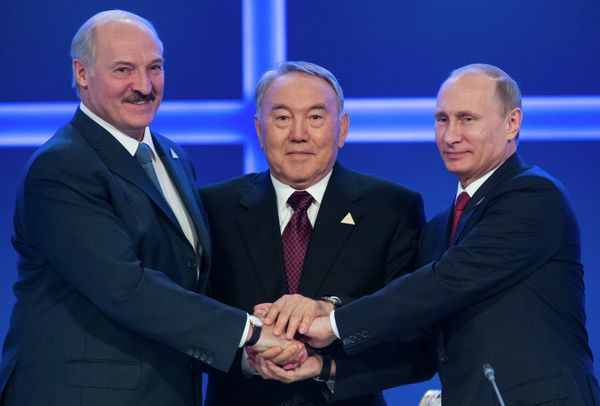 Президенты Белоруссии, Казахстана и России Александр Лукашенко, Нурсултан Назарбаев и Владимир Путин во время заседания ЕАЭС Президенты Белоруссии, Казахстана и России Александр Лукашенко, Нурсултан Назарбаев и Владимир Путин во время заседания ЕАЭС