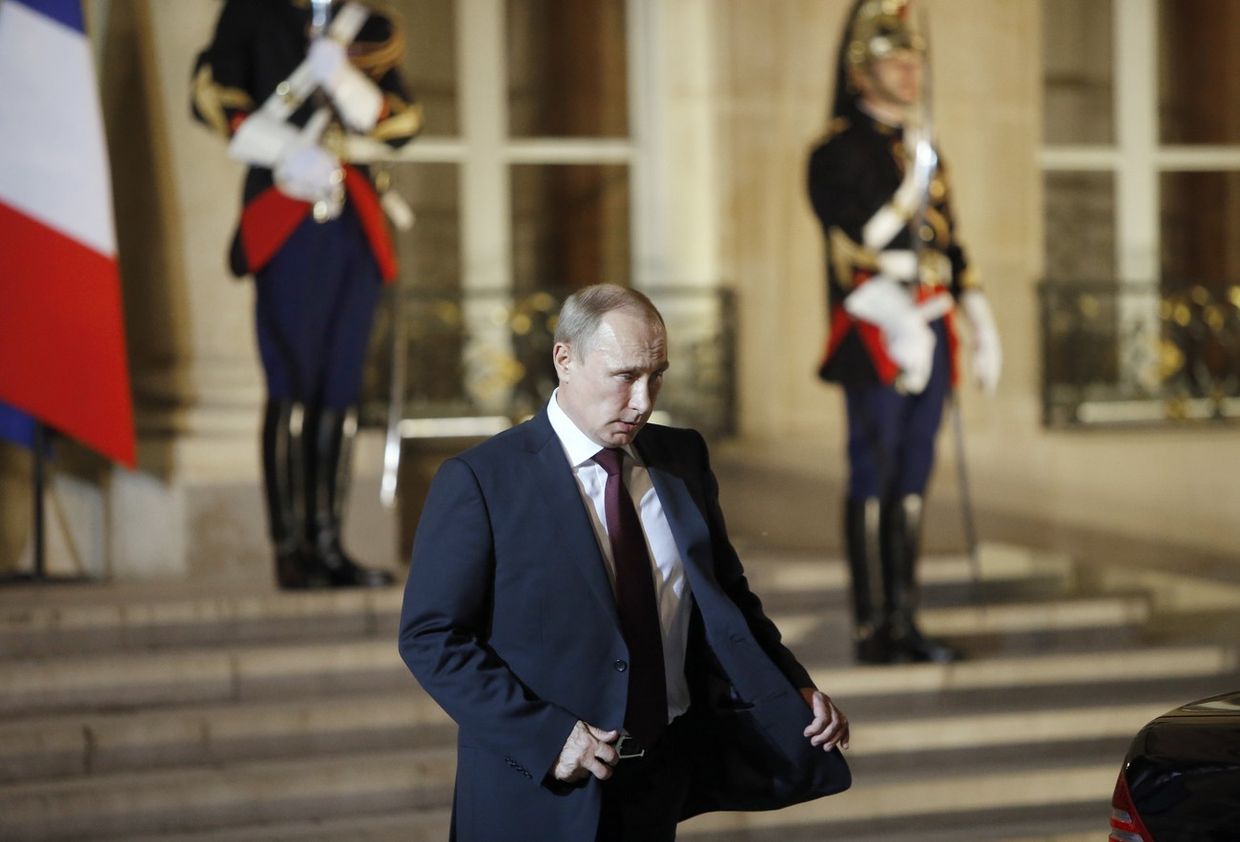 Владимир Путин после встречи с Франсуа Олландом в Париже Владимир Путин после встречи с Франсуа Олландом в Париже