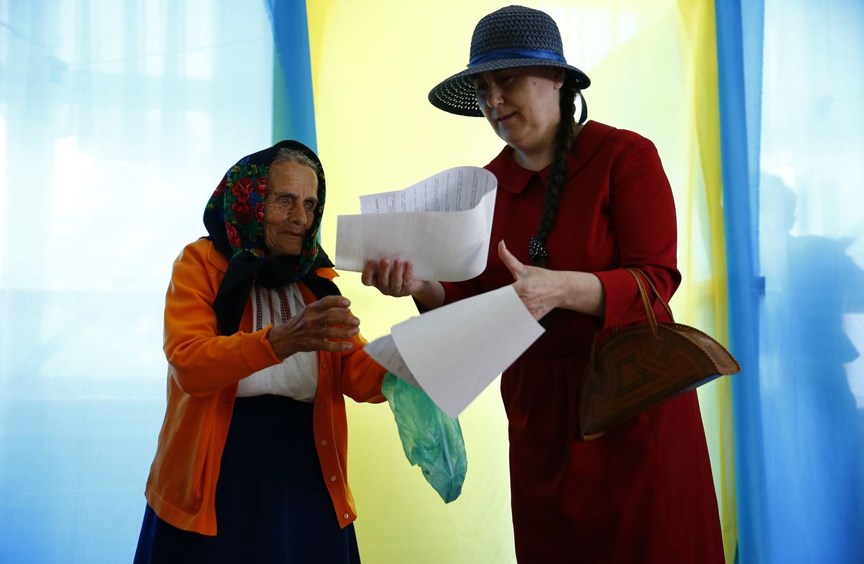 Пожилая женщина на выборах президента Украины в деревне Космач Ивано-Франковской области