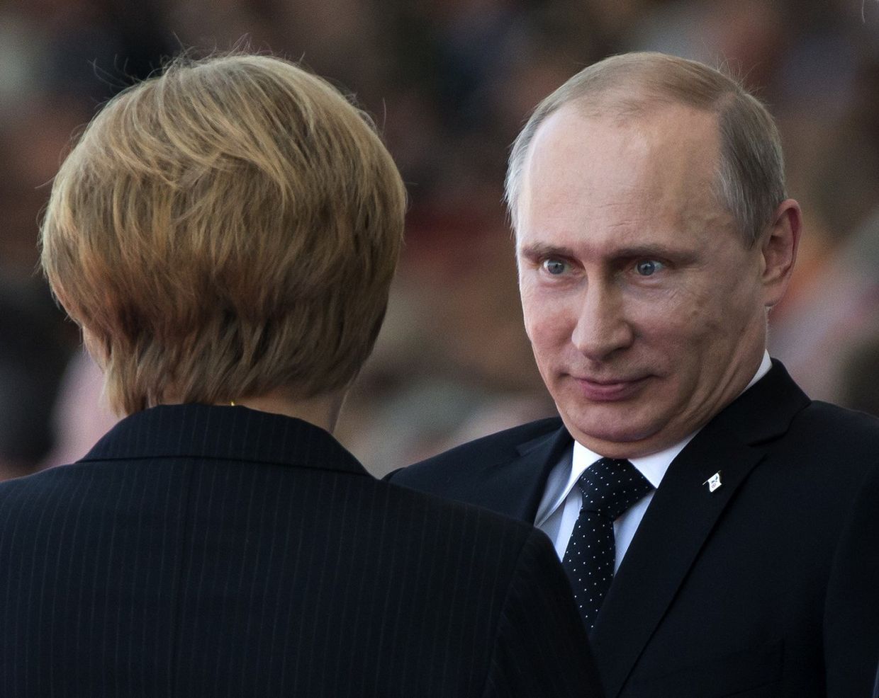 Владимир Путин разговаривает с Ангелой Меркель на праздновании годовщины высадки в Нормандии
