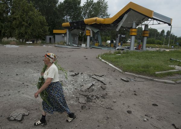 Пострадавшая во время артобстрела бензоколонка в Славянске
